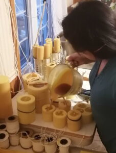 Remplissage des moules lors de la fabrication de bougie 