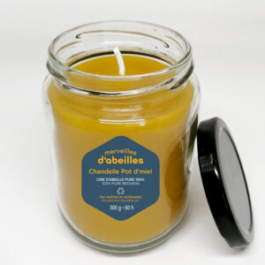 Chandelle dans un pot de miel