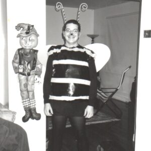 Jonathan déguisé en abeille pour l'Halloween 2000. Prédestiné à l'apiculture!